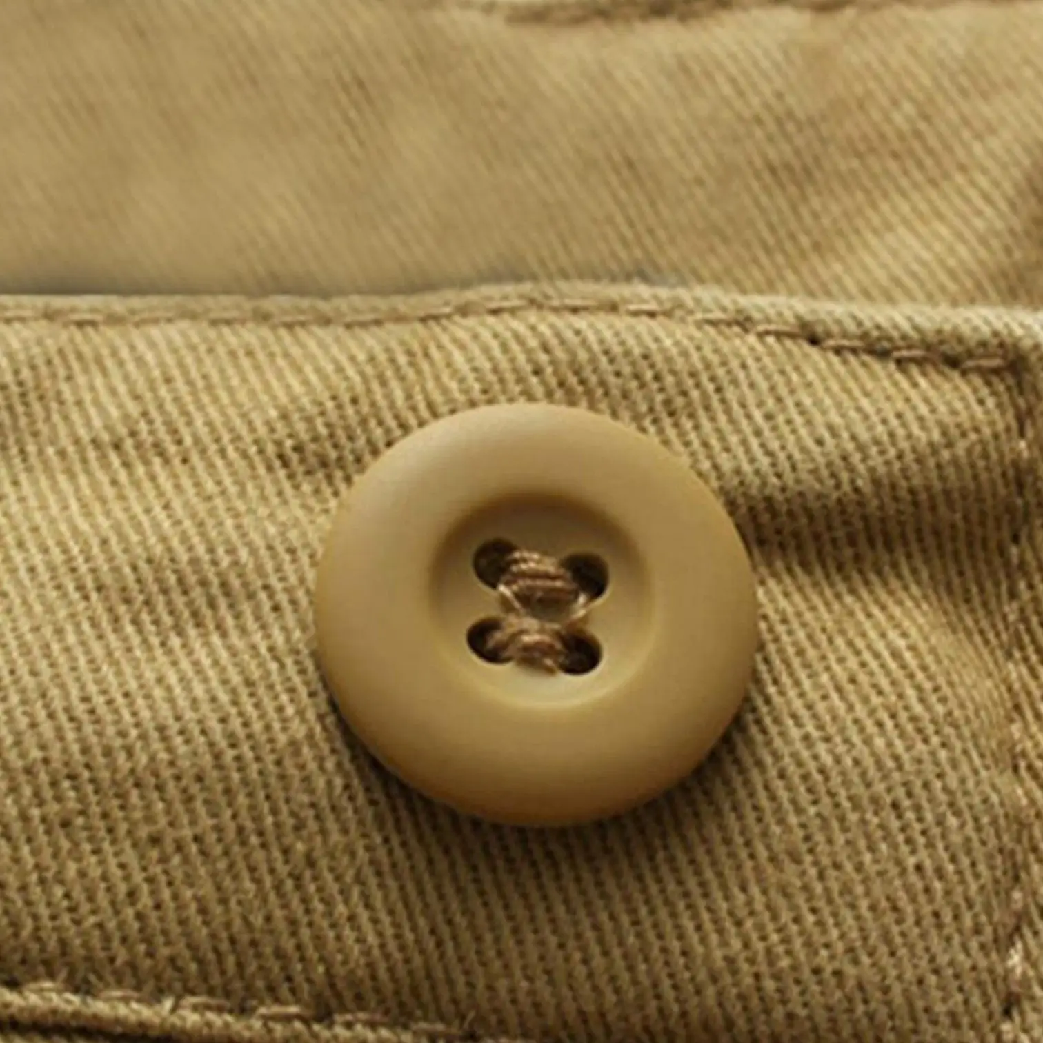 SHORT MILITAIRE AVEC POCHES PRATIQUES - Image 3